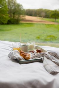 un plateau de pâtisseries et de boissons sur une table dans l'établissement Parcel Tiny House Brosse 1, pleine nature proche de Sancerre, à La Celle-sous-Gouzon 13 autres photos