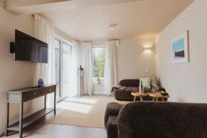 Et tv og/eller underholdning på NEU "Rügen Resørt Sagard" großzügige, gemütliche Doppelhaushälfte "Erik" mit Terrasse