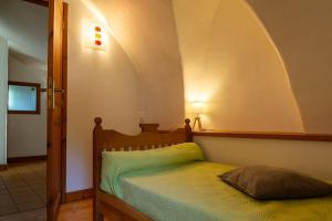a bedroom with a bed with an arched ceiling at Gites de france 4 personnes a mazel bouissy in Le Mazel-Bouissy