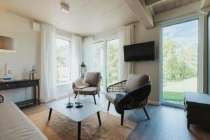 a living room with two chairs and a tv at NEU "Rügen Resørt Sagard" großzügige, gemütliche Doppelhaushälfte "Anders" mit Terrasse in Sagard