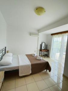 A bed or beds in a room at Filippos Green Villa