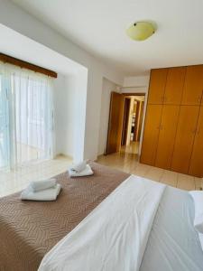 A bed or beds in a room at Filippos Green Villa