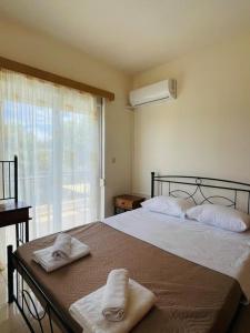 A bed or beds in a room at Filippos Green Villa