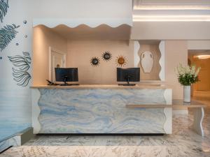 Телевизор и/или развлекательный центр в Hôtel Le Soleia by Inwood Hotels
