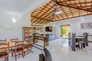 グアラジュバにあるGB19 Casa 7 Quartos a 50m da Praia - Guarajubaの木製の天井のキッチン&ダイニングルーム