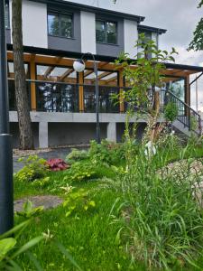 een huis met een balkon en een tuin ervoor bij W64 Apartamenty in Płock +58 foto's