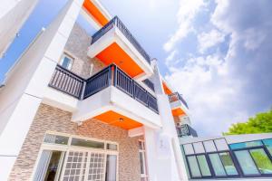 een gebouw met daarop een balkon bij 沙沙民宿 in Magong