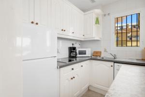 A kitchen or kitchenette at Lovely flat with sea view near the beach by Costarentals - Ref 37