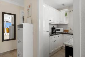 A kitchen or kitchenette at Lovely flat with sea view near the beach by Costarentals - Ref 37