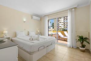 A bed or beds in a room at Lovely flat with sea view near the beach by Costarentals - Ref 37