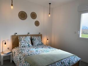 una camera da letto con un letto e una finestra di Appartement avec terrasse, proche des 1000 étangs, chapelle Le Corbusier a Roye