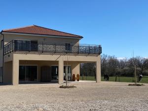 una casa con un balcone in cima di Appartement avec terrasse, proche des 1000 étangs, chapelle Le Corbusier a Roye