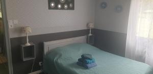 un pequeño dormitorio con una cama con un osito de peluche. en La Chauvelière, en Saint-Valérien