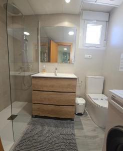 A bathroom at Homes of Spain, Apartamentos Paraíso, Ed Tahiti, Atico A a pie de Playa, piscina privada en solárium, WI-FI