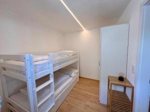 Łóżko lub łóżka w pokoju w obiekcie Wohnen im ehemaligen Kloster in Schörfling am Attersee