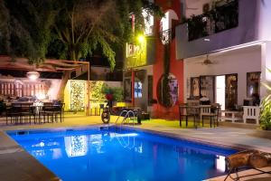 达喀尔Loman Art的夜间餐厅前的游泳池