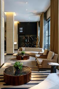 Uma área de estar em Bourbon Hotel & Suites Curitiba