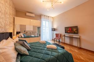 Μια τηλεόραση ή/και κέντρο ψυχαγωγίας στο Luxury Center - Next to the Sea- Aria condizionata - Free Parking