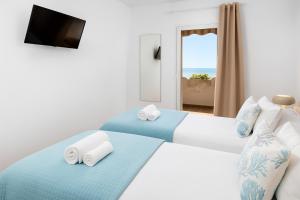 Łóżko lub łóżka w pokoju w obiekcie BenalBeach Premium Apartments by Alfresco Stays