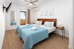 Łóżko lub łóżka w pokoju w obiekcie BenalBeach Premium Apartments by Alfresco Stays