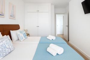 Łóżko lub łóżka w pokoju w obiekcie BenalBeach Premium Apartments by Alfresco Stays