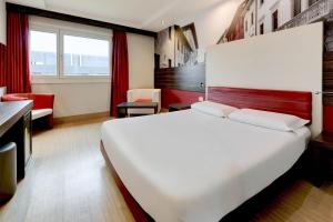 Postel nebo postele na pokoji v ubytování B&B Hotel Trento