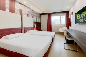 Postel nebo postele na pokoji v ubytování B&B Hotel Trento