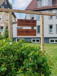 een bord voor een gebouw bij Apartment Hollerbusch in Goslar