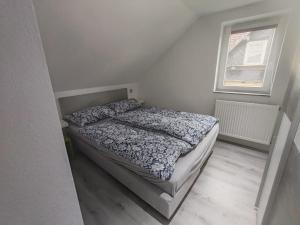 een slaapkamer met een bed en een raam bij Apartment Hollerbusch in Goslar