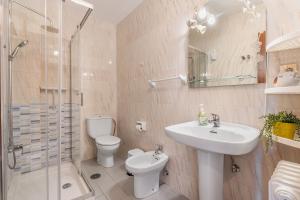 ein Badezimmer mit Waschbecken, Toilette und Dusche in der Unterkunft La Era de Alcántara in Cónchar + 24 Fotos