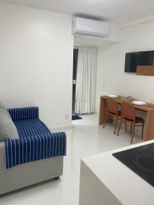 un salon avec un lit et une salle à manger dans l'établissement BAHIA FLAT Apt 222, à Salvador