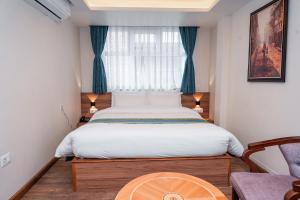 una camera da letto con un letto e una finestra di Harsha Boutique Hotel a Kathmandu Altre 37 foto