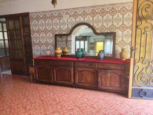 Oulad AkkouNo21 Loulan Villa21号别墅民宿的房间梳妆台上的镜子