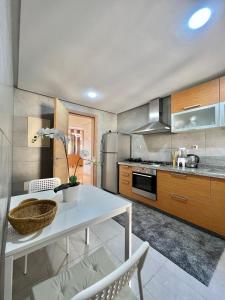 a kitchen with a white table and a counter top at Évasion de Rêve Luxe, Mer et Calme à la Plage des Nations, Rabat in Oulad Akkou +24 photos