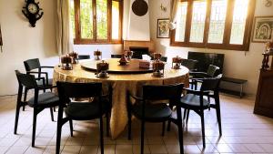 Oulad AkkouNo21 Loulan Villa21号别墅民宿的房间里有一张桌子和几把椅子的餐厅