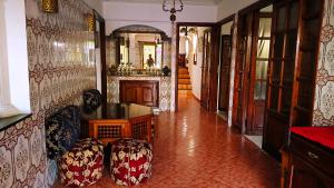 Oulad AkkouNo21 Loulan Villa21号别墅民宿的家里的走廊里有两把椅子和一面镜子 更多14张照片