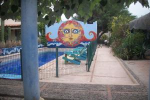 einen Zaun mit einem Wandbild einer Sonne darauf in der Unterkunft Casabuena B&B in La Paz