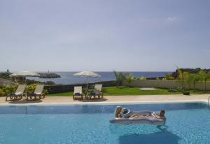 un par de personas montando en una balsa en una piscina en Villa in Amarilla Golf, en San Miguel de Abona