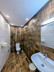 un baño con lavabo e inodoro en City Escape Assilah 1, en Asilah