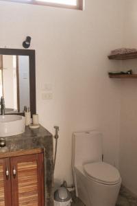 Ένα μπάνιο στο Private home in Panglao near white beaches with 600 Mbps WiFi & Solar +44 φωτογραφίες