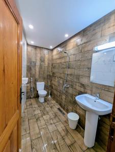 Un baño con dos inodoros y un lavabo. en City Escape Assilah 1, en Asilah