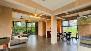 Photo de la galerie de l'établissement Elephant House Luxury Villa with Curve Pool-Colossal Garden-Panoramic View, à Lonavala