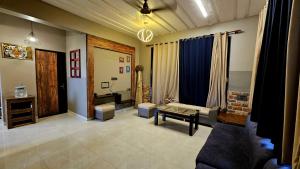 Photo de la galerie de l'établissement Elephant House Luxury Villa with Curve Pool-Colossal Garden-Panoramic View, à Lonavala