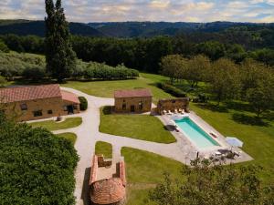 una vista aérea de una finca con piscina en Villa Pech'mej Avec Piscine, en Sainte-Foy-de-Belvès