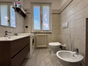 Koupelna v ubytování Apartment with garden and garage Dongo - Larihome A28