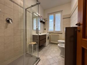 Koupelna v ubytování Apartment with garden and garage Dongo - Larihome A28