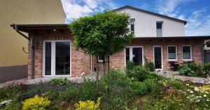 a house with a garden in front of it at LandRäume barrierefrei in Lunden