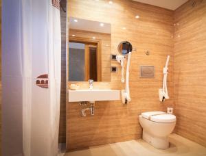 a bathroom with a sink and a toilet and a mirror at Rivera del Duero in San Esteban de Gormaz