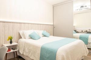 um quarto com duas camas e um espelho em PRAIAPARK -APTO DIFERENCIADO-BETO CARRERO,MAR,WIFI300m,QUARTO DISNEY em Piçarras mais 33 fotografias