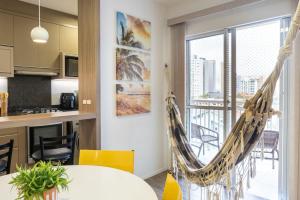 uma cozinha e sala de jantar com rede em um apartamento em PRAIAPARK -APTO DIFERENCIADO-BETO CARRERO,MAR,WIFI300m,QUARTO DISNEY em Piçarras